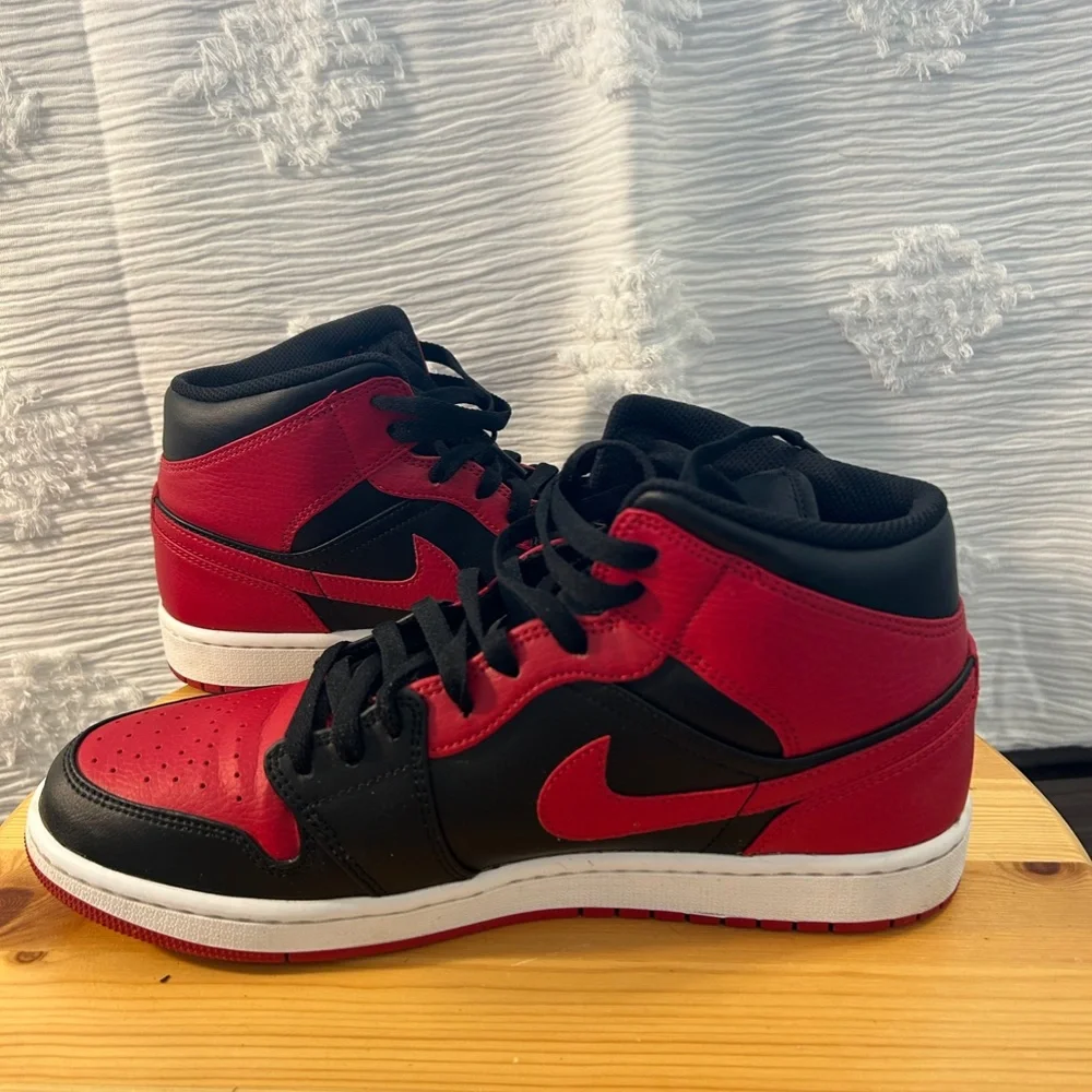 Jordan 1 Mid Banned (2020) - Picture 6 of 9